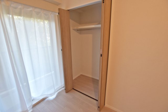 コスモ西宮山手の洋室|小さめですが、ハンガーをかけるレールや棚がついているため、見た目によらず大容量となっております。