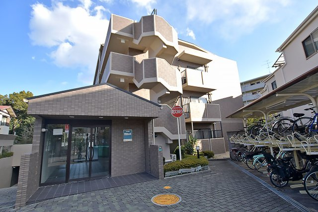 コスモ西宮山手の外観|角部屋の引き回しバルコニーつきで日当たり通風良好。2025年11月内装リフォーム済のため室内大変美麗です。ぜひ一度ご内覧ください。