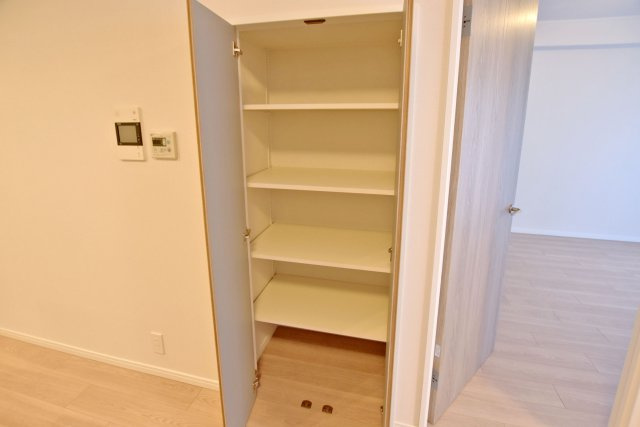 コスモ西宮山手の居間・リビング|リビングに収納が付いているため、ご家族共有の品や、季節ものの家電などをすっきりと収めることができます。