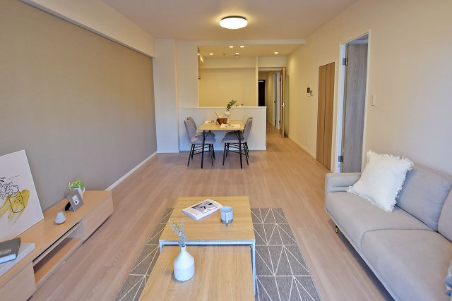 コスモ西宮山手の居間・リビング|東向きのため気持ちのいい朝日が差し込みます。朝が苦手な方もすっきりと目覚めることができそうですね。