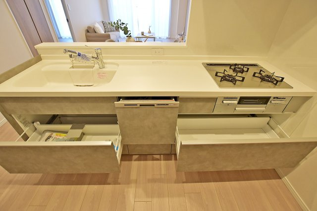 コスモ西宮山手のキッチン|キッチン収納が多く、お料理好きで調理器具や増えてしまう方や、大きめのお鍋をお使いの方でも安心の収納量となっております。