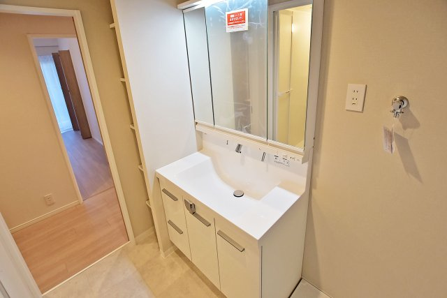 コスモ西宮山手の独立洗面台|三面鏡付き洗面台は収納豊富。お化粧品や美容家電をまとめて置けるため、朝の身支度をここだけで済ますことができます。