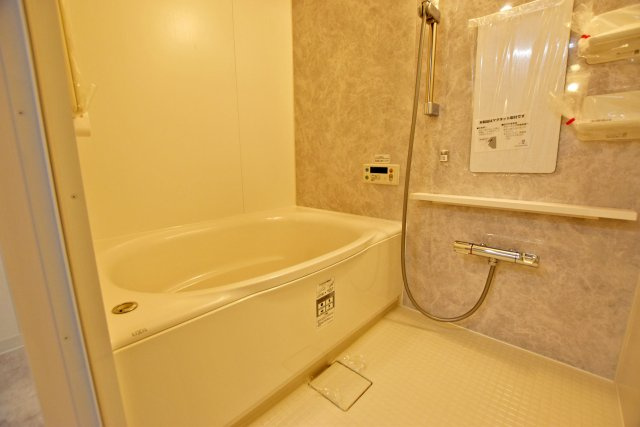 コスモ西宮山手の浴室|2025年11月に新調したお風呂です。浴室乾燥機がついているため、効率よく換気を行うことができます。