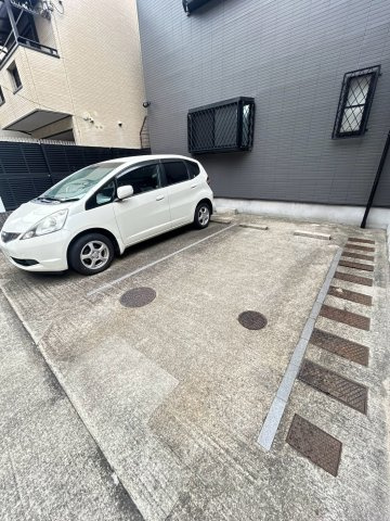 ファイブエステート新在家の駐車場