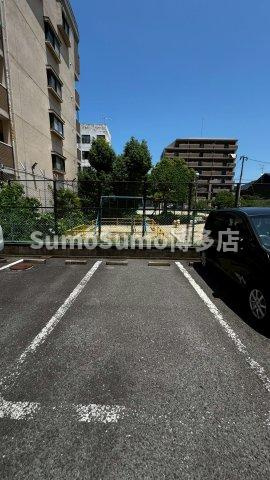 ロングライフ中田の駐車場