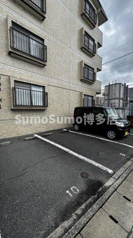 出島コーポⅠの駐車場|駐車場があるので、車を買う予定の方も安心です