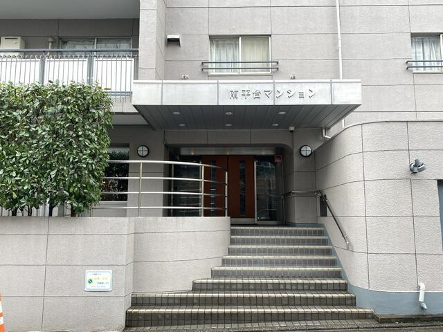 南平台マンションのエントランス| 