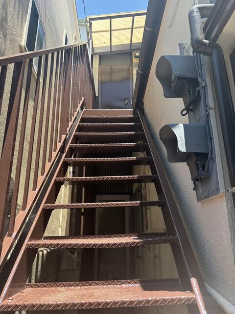 代官山猿楽町戸建のエントランス|外階段 