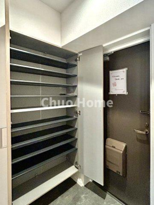 【玄関】 | ライオンズマンションお花茶屋 | 【玄関】玄関には大型のシューズクローゼットを設置しておりますのでいつでもスッキリりとした空間を保てます。玄関周りを清潔に使うのはとても大事なことですよね。