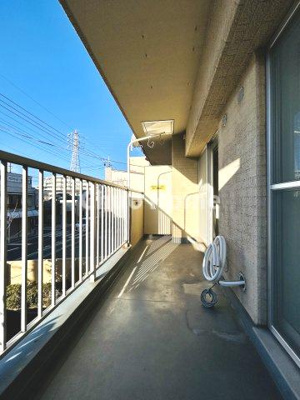 【バルコニー】 | ライオンズマンションお花茶屋 | 【バルコニー】幅もあって、奥行きもあるゆとりのバルコニー。洗濯物を干したり乾かしたりだけでなく、ただ出てみるだけでも気持ちいいですよ。