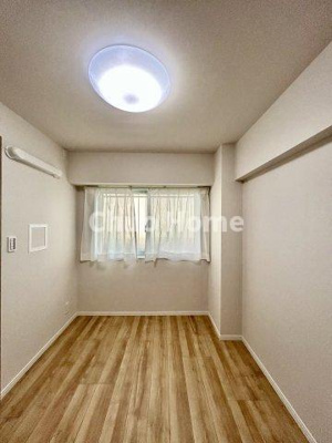 【寝室】 | ライオンズマンションお花茶屋 | 【寝室】心と体をゆったりと安らげる主寝室。寝室のゆとりが大きい分だけ、暮らしの安らぎは深まります。一日の疲れを癒すだけでなく、ご夫婦の親密な語らいを紡ぎ出します