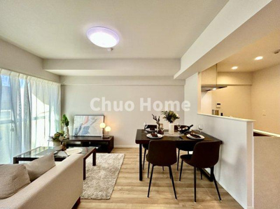 【キッチン】 | ライオンズマンションお花茶屋 | 視界に広がりを生むオープンなキッチン。料理や片付けをしながら、家族との会話を楽しんだり、リビングで遊ぶ子どもを見守れます。ご見学時には家具の配置などもイメージしながらぜひご覧になって見て下さい。