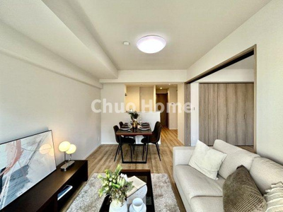 【ダイニング】 | ライオンズマンションお花茶屋 | 【ダイニング】忙しい朝でも、しっかり家族が揃って食事をして頂けるゆとりある大きさのダイニングスペース。奥様が作る手料理をカウンター越しに受けとって頂き、テーブルで囲む素敵な時間を存分に愉しんで下さい。