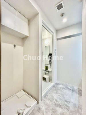 【ランドリースペース】 | ライオンズマンションお花茶屋 | 【ランドリースペース】担当者がスケールを持ち歩いておりますので、ご見学時には現在お使いの洗濯機などがきちんと収まるかなどもチェックして下さい。見学前に測っておくと非常に便利だと思います。