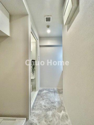 【脱衣所】 | ライオンズマンションお花茶屋 | 【洗面所】明るい洗面所は朝をすっきりさせてくれる空間です。バタバタしている忙しい朝でも収納が多い洗面台では短い時間で効率良く支度ができます。