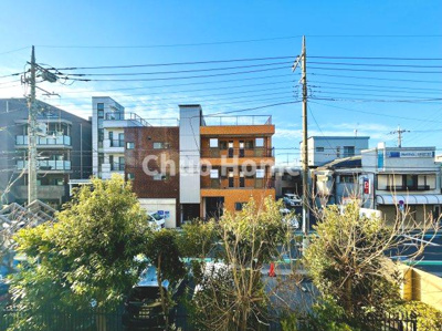 【展望】 | ライオンズマンションお花茶屋 | 手を伸ばせば、ふれることが出来そうな環境が、そのままインテリアになったような印象です。その豊かな眺望にふさわしい空間には、通風・採光にも優れ、心地よい光と風があふれています