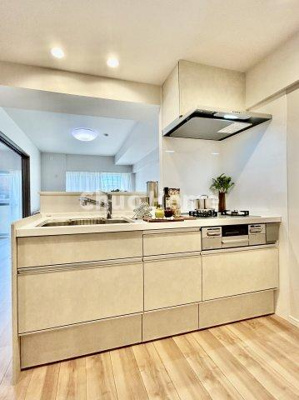 【キッチン】 | ライオンズマンションお花茶屋 | 【システムキッチン】ワイドで収納豊富な使い勝手の良いカウンターキッチンには、伸縮タイプのキッチン水栓、三ツ口コンロ・魚焼きグリルなどの便利な設備が標準完備されています。