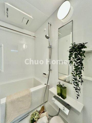 【浴室】 | ライオンズマンションお花茶屋 | 【バスルーム】暖房換気乾燥機付きシステムバスルーム。暖房・冷風・換気・乾燥など、毎日を快適に過ごせるうれしい機能が揃っています。雨の日の洗濯物も安心です。