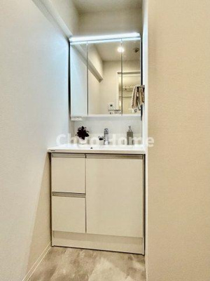 【独立洗面台】 | ライオンズマンションお花茶屋 | 【洗面化粧台】洗面化粧台には三面鏡を採用。身だしなみを整えやすい事はもちろんですが、鏡の後ろに収納スペースを設ける事により、散らかりやすい洗面スペースをすっきりさせる事が出来るのも嬉しいですね