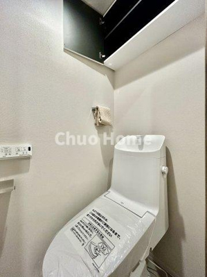 【トイレ】 | ライオンズマンションお花茶屋 | 【トイレ】 収納スペースをしっかりと確保した温水洗浄便座機能付きトイレ。温水洗浄便座は清潔にお使いいただくための大切なアイテムです。