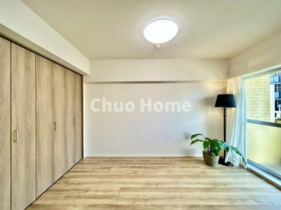 【洋室】 | ライオンズマンションお花茶屋 | 【洋室】快適に過ごす条件は、一人ひとり違います。だからこそ飾り過ぎないシンプルな内装と偏り過ぎないデザインで統一しております。居住していく中でオーナー様だけの【マイホーム】に創り上げて下さい