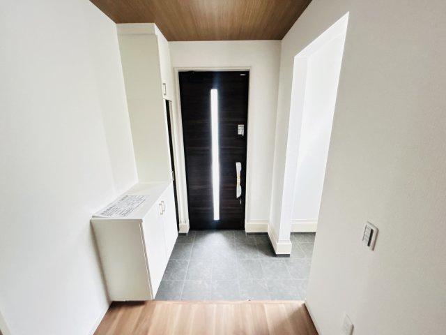 新築　前橋市北代田町1期　3号棟の玄関|現地写真　シューズインクロークと下駄箱があり、かなりの収納量が期待できます！							
