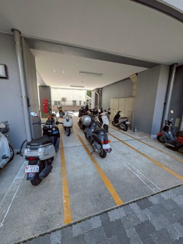 ロイヤル天神南の駐車場
