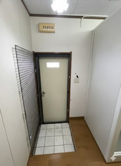 【玄関】 | 大津市大物670-2　中古戸建 | ペット用の網戸付