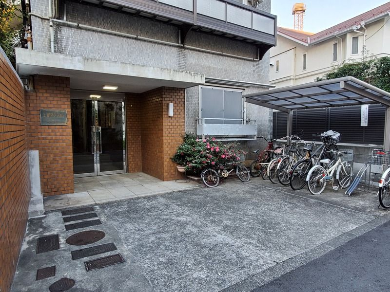 上智マンションのエントランス
