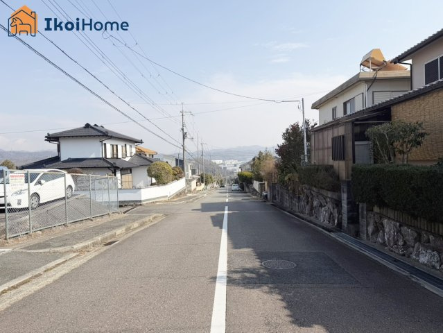 神戸市西区秋葉台1丁目　中古戸建の前面道路含む現地写真|●年中無休：当日予約可●接道2方、西側幅員11.5ｍ、南側幅員9ｍで広々ですので、駐車も安心です。