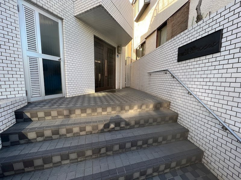 中銀弦巻マンシオンのエントランス