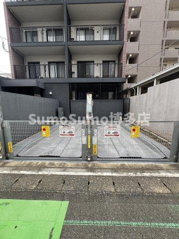 ロクラス博多の駐車場