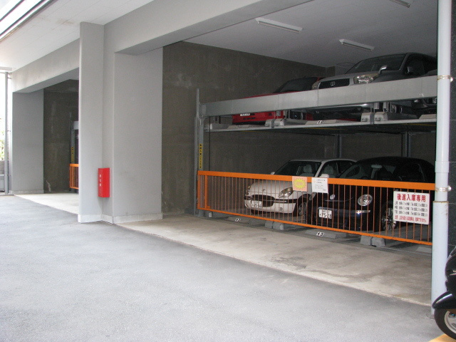 ロイヤル神屋の駐車場