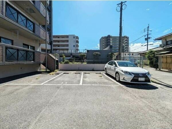 ロマンス・リコの駐車場