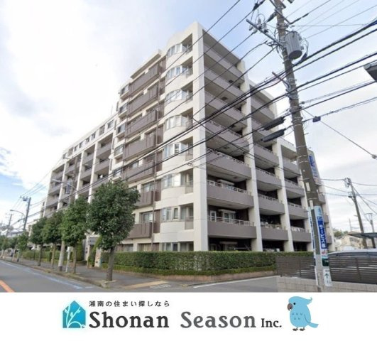 【外観】 | 小田急江ノ島線「南林間」駅徒歩8分◎　　　　　　　　　　　　　　　
各住戸に無料駐車場１台＆専用駐輪場スペースがございます♪