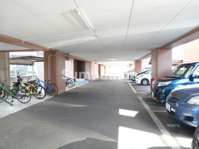 ロイヤルガーデン那珂の駐車場