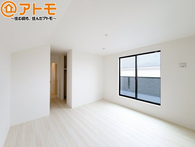 【寝室】 | 焼津市下小田中町第1期　新築戸建　4号棟 | バルコニーに面したお部屋なので、布団などの大きなものも楽々干せます♪