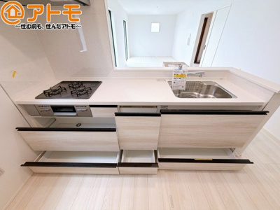 【キッチン】 | 焼津市下小田中町第1期　新築戸建　4号棟 | 大きなシンクはフライパン等も洗いやすく、蛇口は用途に合わせてシャワーとストレートの切替えが可能です♪