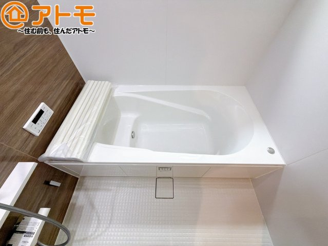 【浴室】 | 焼津市下小田中町第1期　新築戸建　5号棟 | お子様やお年寄りが使いやすいだけでなく、半身浴にも便利なベンチタイプの湯舟です。お湯の節約にも！