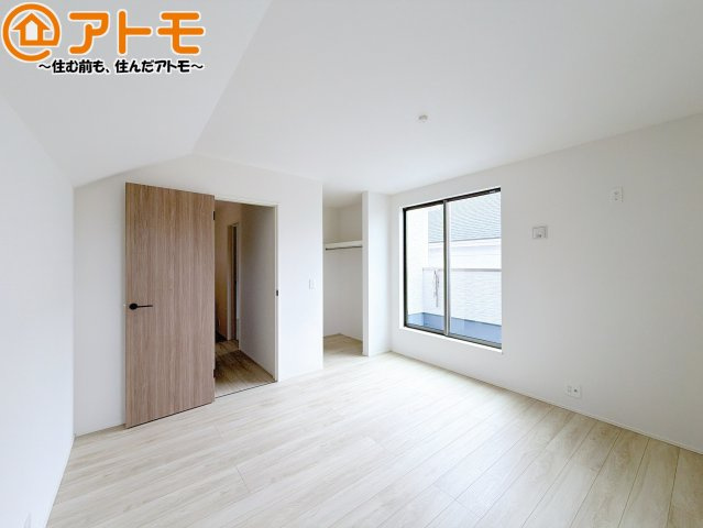 【寝室】 | 焼津市下小田中町第1期　新築戸建　5号棟 | バルコニーに面したお部屋なので、布団などの大きなものも楽々干せます♪