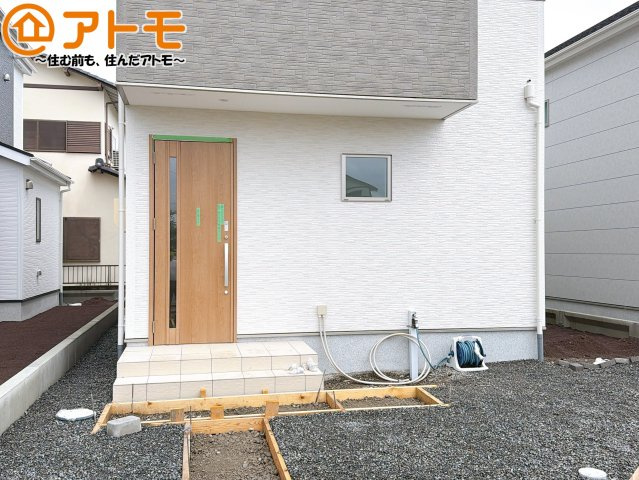 【玄関】 | 焼津市下小田中町第1期　新築戸建　5号棟 | 落ち着いた色合いの玄関はダブルロックで防犯性に優れた仕様になっています♪