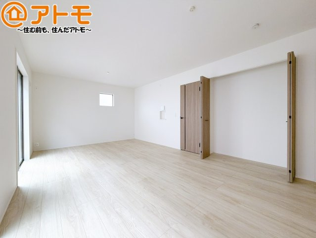 【居間・リビング】 | 焼津市下小田中町第1期　新築戸建　5号棟 | あるとうれしい大型リビング収納で、散らかりやすいリビングもスッキリ♪