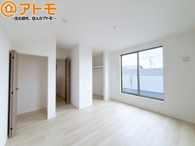 【寝室】 | 焼津市下小田中町第1期　新築戸建　6号棟 | バルコニーに面したお部屋なので、布団などの大きなものも楽々干せます♪
