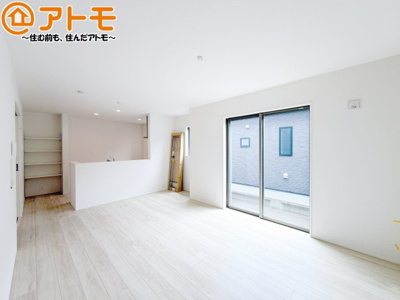 【居間・リビング】 | 焼津市下小田中町第1期　新築戸建　6号棟 | 家族団らんのイメージは、リビングを思い浮かべませんか？リビングこそ広々としたお部屋が良いですね♪
