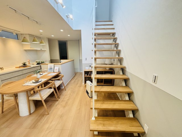 COLORFUL　DAYS南区豊｜名古屋市の戸建ならホームアップの内装|安心・安全の手すり付き階段