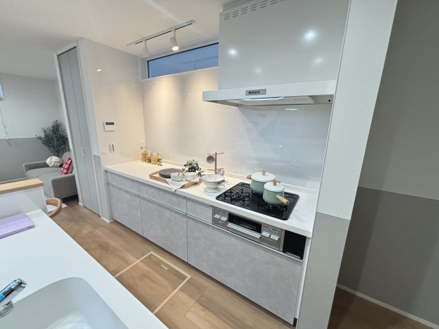 COLORFUL　DAYS南区豊｜名古屋市の戸建ならホームアップのキッチン|シンクのあるカウンターとコンロのあるカウンターが分かれて並列に配置されている2列型キッチン