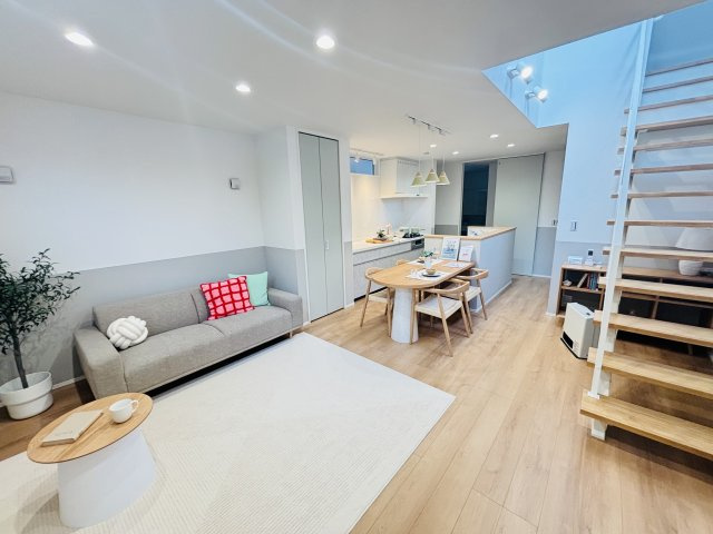 COLORFUL　DAYS南区豊｜名古屋市の戸建ならホームアップの居間・リビング|南から陽射しが入り明るいリビング