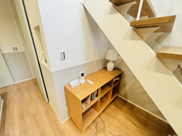 COLORFUL　DAYS南区豊｜名古屋市の戸建ならホームアップの居間・リビング|リビングの階段下にはカウンター