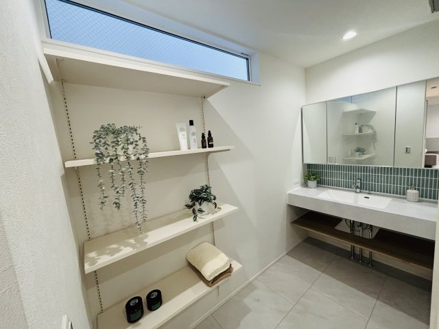 COLORFUL　DAYS南区豊｜名古屋市の戸建ならホームアップの独立洗面台|洗面室にはリネン類の収納に便利な可動棚