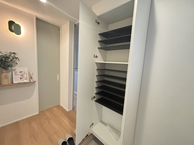 COLORFUL　DAYS南区豊｜名古屋市の戸建ならホームアップの玄関|収納力あるシューズボックス付き